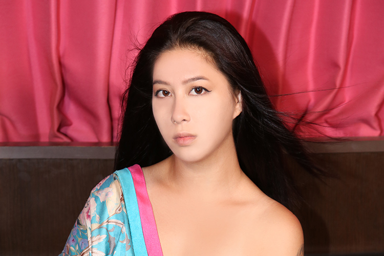 長身170センチの黒髪ロングなオリエンタル美女！