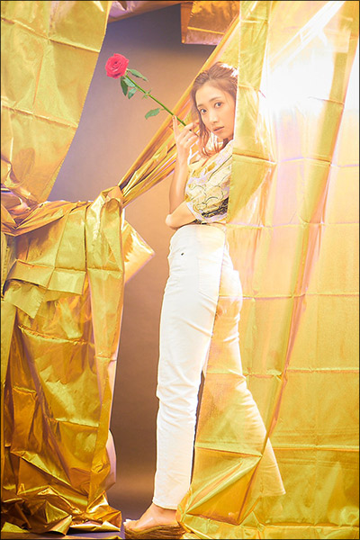 加美杏奈グラビア連載：Anna 12colors / August , goldの画像11