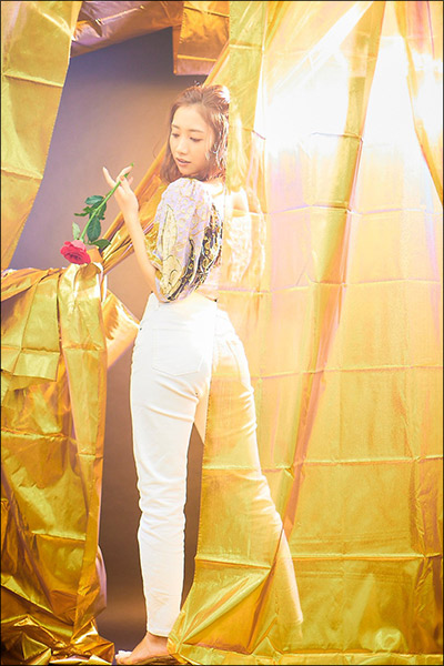 加美杏奈グラビア連載：Anna 12colors / August , goldの画像10