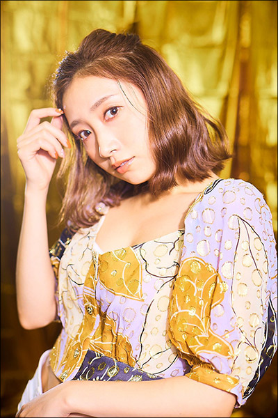 加美杏奈グラビア連載：Anna 12colors / August , goldの画像6