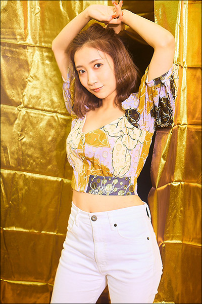 加美杏奈グラビア連載：Anna 12colors / August , goldの画像3