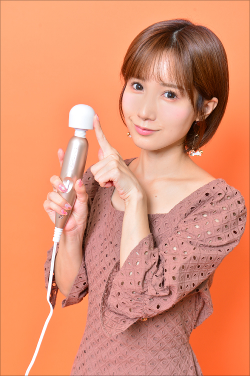 電マ愛好家・小島みなみが『ピンクデンマ ゼロ』に大はしゃぎ!!　「挿入されながらあててほしい!!」の画像1