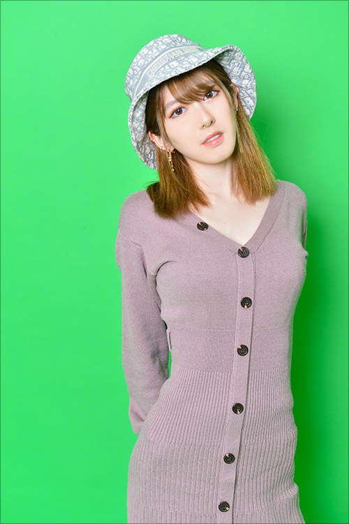 有坂深雪「乳首にあたると想像しただけでヤバい(笑)」ウワサのチクニーグッズにテンショ爆上げ!の画像2