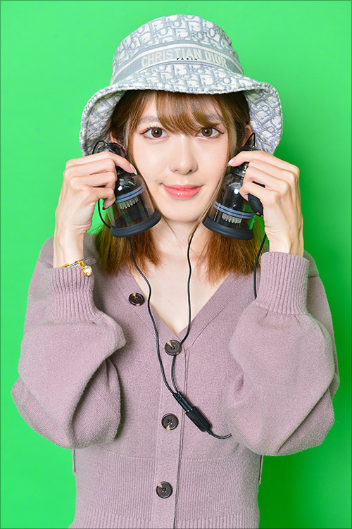 有坂深雪「乳首にあたると想像しただけでヤバい(笑)」ウワサのチクニーグッズにテンショ爆上げ!の画像1