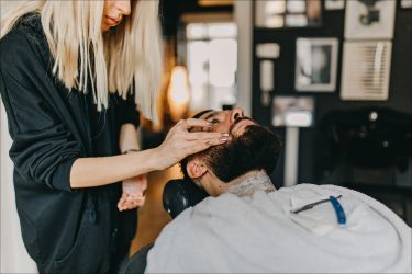 女性理容師と剃毛プレイ｜ブッ飛び素人モデルFile