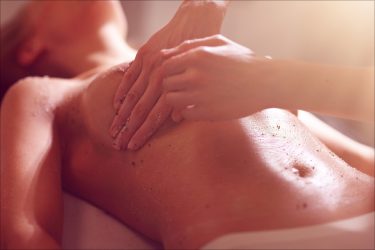 女性エステティシャンに乳首を弄られて感じちゃった巨乳OL｜ブッ飛び素人モデルFile