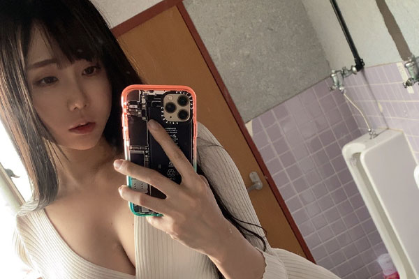 男子トイレで美しき自撮り｜稲森美優@inamorimiyuu