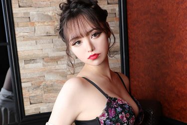 エロスを含んだ色気と若さの両方味わえる『ひびきちゃん』のタイトスカートとガーターベルトが…。