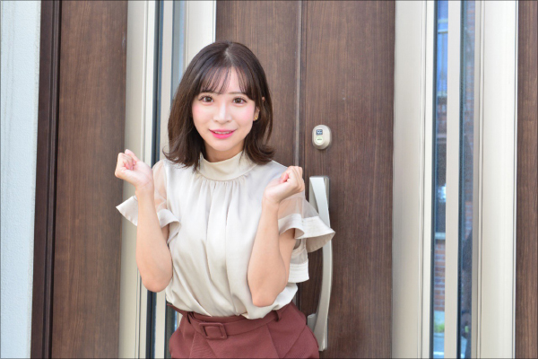 小那海あやが8KAVVRの撮影現場に突撃! 後輩・芹沢なおに身振り手振りでコツをレクチャー!?の画像2