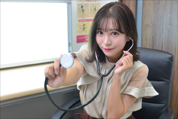 小那海あやが8KAVVRの撮影現場に突撃! 後輩・芹沢なおに身振り手振りでコツをレクチャー!?の画像3