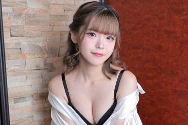 超ミニのタイトスカートにエロさ増し増しのガーターベルト。そして胸元があいたブラウスが！