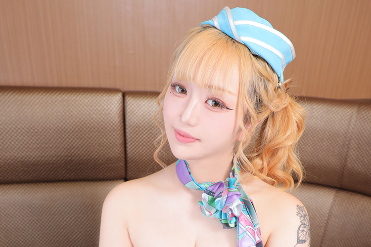 ぷるっとした唇とチラっとのぞく八重歯もキュートな菊池〇美ちゃん似の『こは』ちゃん！