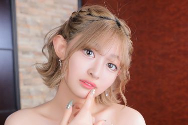 超ミニのタイトスカート＆ガーターベルトを履いたエロカワOLとイチャイチャが！？