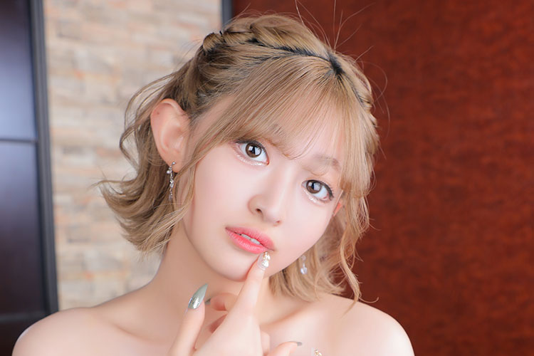 超ミニのタイトスカート＆ガーターベルトを履いたエロカワOLとイチャイチャが！？