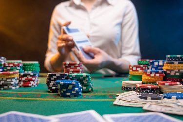 カジノディーラーとは？　意外と知らないカジノ業界の重要な要素とその役割に迫る