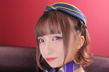 丈が短いスリット入りのミニスカートとガーターベルトの綺麗な脚