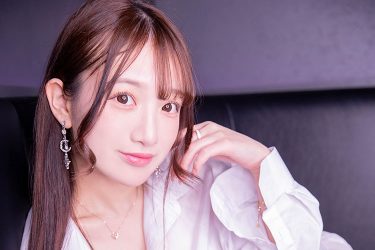 スラリと伸びた美脚に赤いドレスがぴたりとフィットの「ちい」ちゃん！
