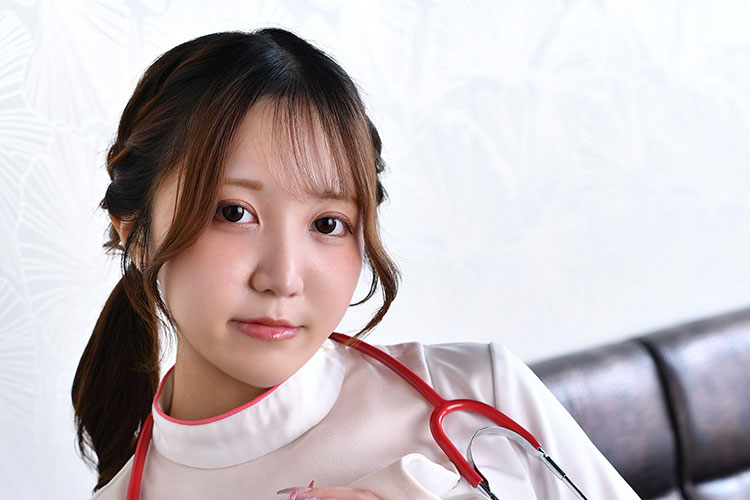 清楚系お嬢様って感じの見た目で右眼と口元のホクロがチャーミングなひめちゃん。